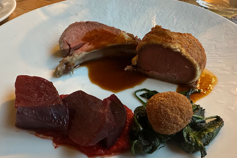 Selle d’agneau des Pyrénées en croûte de pain, épaule confite 72h, cromesquis de chèvre frais et légumes printaniers