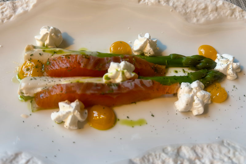 Asperges vertes du Domaine de la Fourcade, truite en gravlax aux agrumes et œuf de canard confit