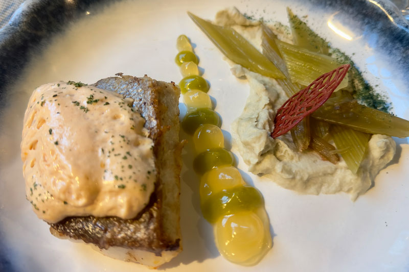 Denté rose de Méditerranée rôti, crémeux de céleri-rave aux Granny Smith et céleri branche glacé, sauce Choron