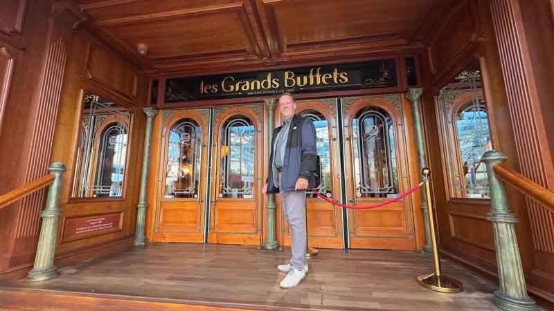 Olivier outside Les Grands Buffets